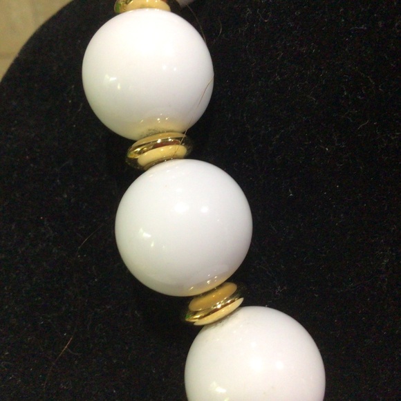 Napier beautiful white beaded with gold tone necklace. - Picture 2 of 6